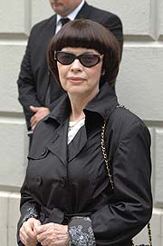 Trauergast Mireille Mathieu kam zur Trauerfeier aus Paris angereist (Foto: Nathalie Tandler)